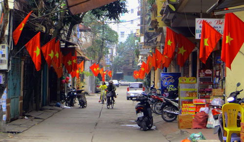 Treo cờ Tổ Quốc trong dịp Tết: Trong các dịp lễ tết truyền thống, treo cờ Tổ Quốc là một nét đẹp tinh thần và văn hoá của người Việt. Những lá cờ Tổ Quốc lung linh trên các con phố mang đến cho mọi người niềm vui và niềm tự hào về đất nước.